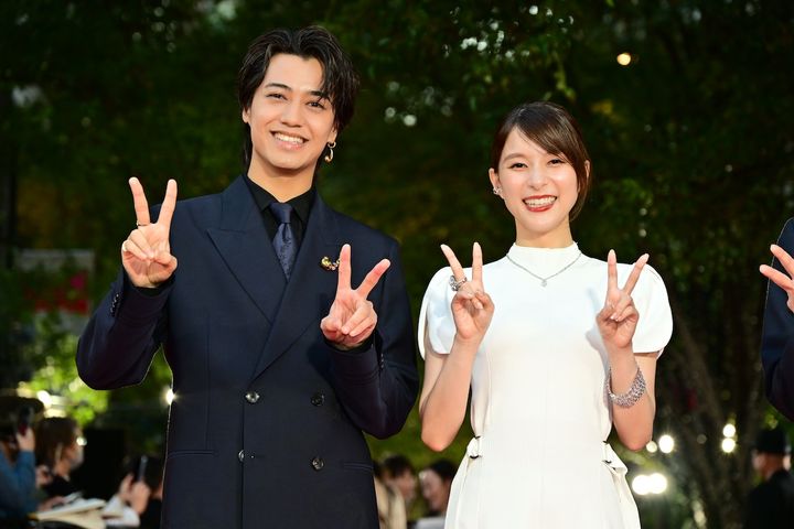 髙橋海人、ネイビーのスーツ姿で初の東京国際映画祭レッドカーペットへ！ 芳根京子は純白ドレスで登場
