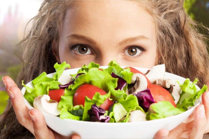 リコピンの抗酸化力は、なんとβ-カロテンの2倍以上、ビタミンEの100倍以上とも言われています。この強力な力で、体内の過剰な活性酸素を補足し、無害化することで、細胞のダメージを最小限に抑え、老化の進行を遅らせる効果が期待できます。