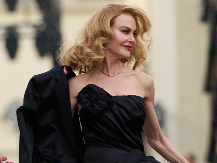 ニコール・キッドマン、『ムーラン・ルージュ』のオリジナル衣装を身に着けたケンダル・ジェンナーとコラボ （C）AFLO width=