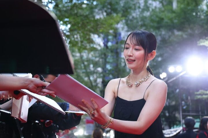 第38回東京国際映画祭より観客のサインに応じる吉岡里帆