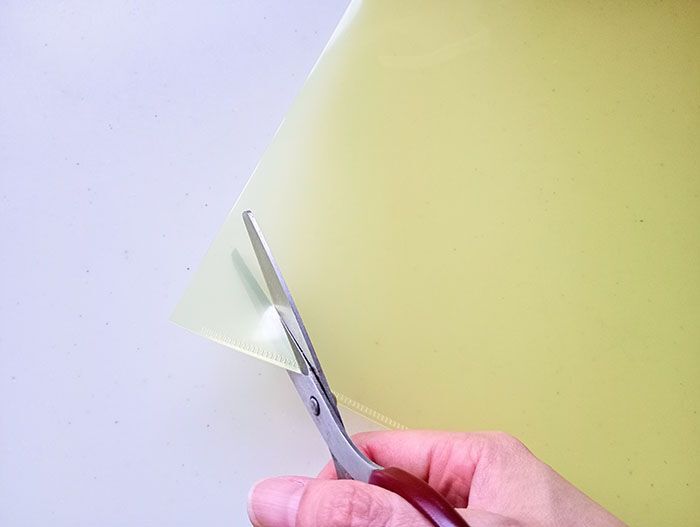 クリアファイルは「そのまま捨てちゃダメーーー！」ハサミで少し切るだけで、家じゅうで大活躍のアイテムに！