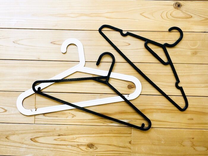 ニットはハンガー収納が正解！？→でもそのままかけちゃダメ。知らなきゃ損する