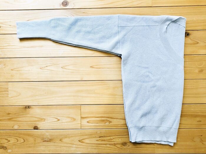 ニットはハンガー収納が正解！？→でもそのままかけちゃダメ。知らなきゃ損する