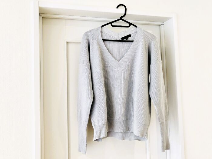 ニットはハンガー収納が正解！？→でもそのままかけちゃダメ。知らなきゃ損する