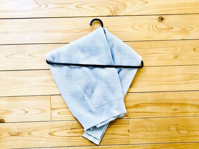 ニットはハンガー収納が正解！？→でもそのままかけちゃダメ。知らなきゃ損する