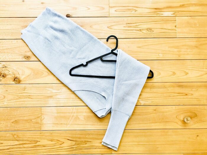 ニットはハンガー収納が正解！？→でもそのままかけちゃダメ。知らなきゃ損する