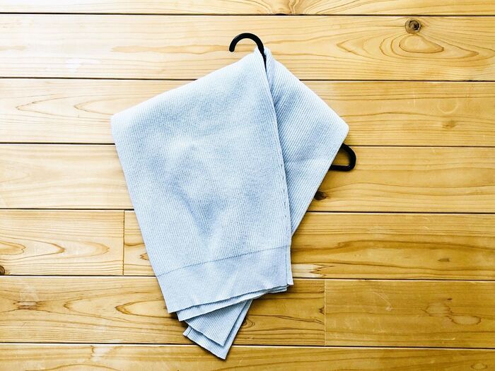 ニットはハンガー収納が正解！？→でもそのままかけちゃダメ。知らなきゃ損する