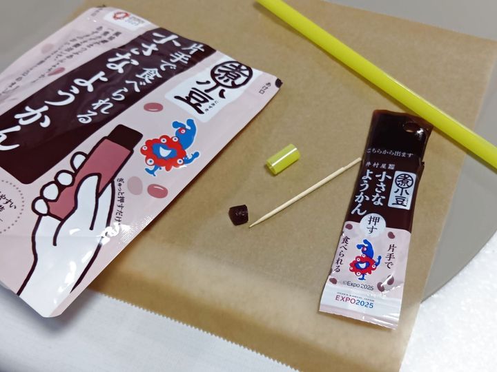 竹炭パウダー入りのカップケーキのデコをします。