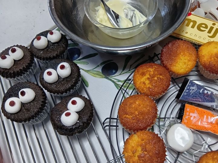 プレーンのカップケーキのデコをします。