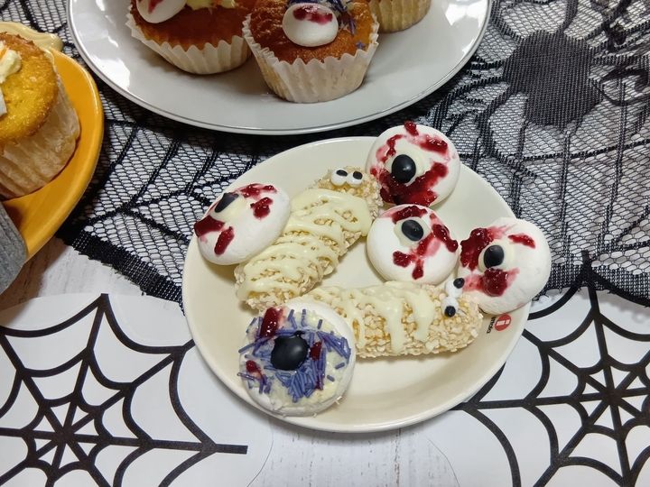 小皿にのせた、ミイラ2体と目玉5個のデコをします。