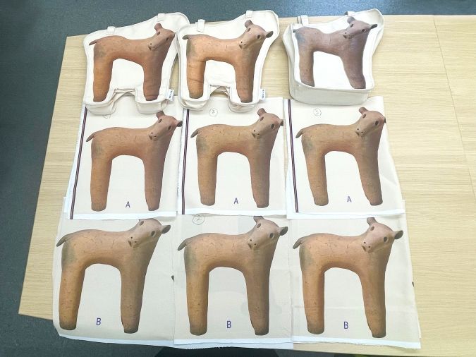 九州国立博物館20周年記念グッズ 抱える！埴輪鹿トートバッグ 試作