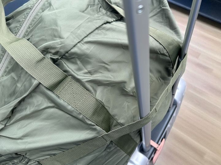 キャリーバーベルトがついている