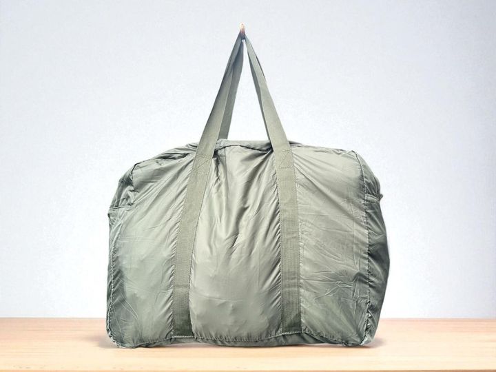 無印良品の「たためる 撥水横型ボストンバッグ」。軽量でコンパクトに畳めるので、旅行のサブバッグとして最適です。今回は、本商品の撥水効果や畳み方、使い方などをご紹介します。