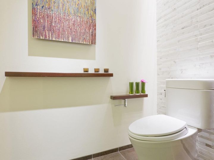 清潔にしているつもりなのに、トイレがなぜか臭うということはありませんか？ 実は、トイレに置いているものが悪臭の原因になっている場合もあります。今回は「トイレに置いてはいけないもの」を6つご紹介します。