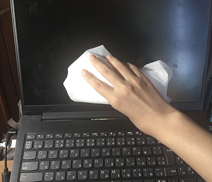 クリーニングカバーでPC画面を掃除
