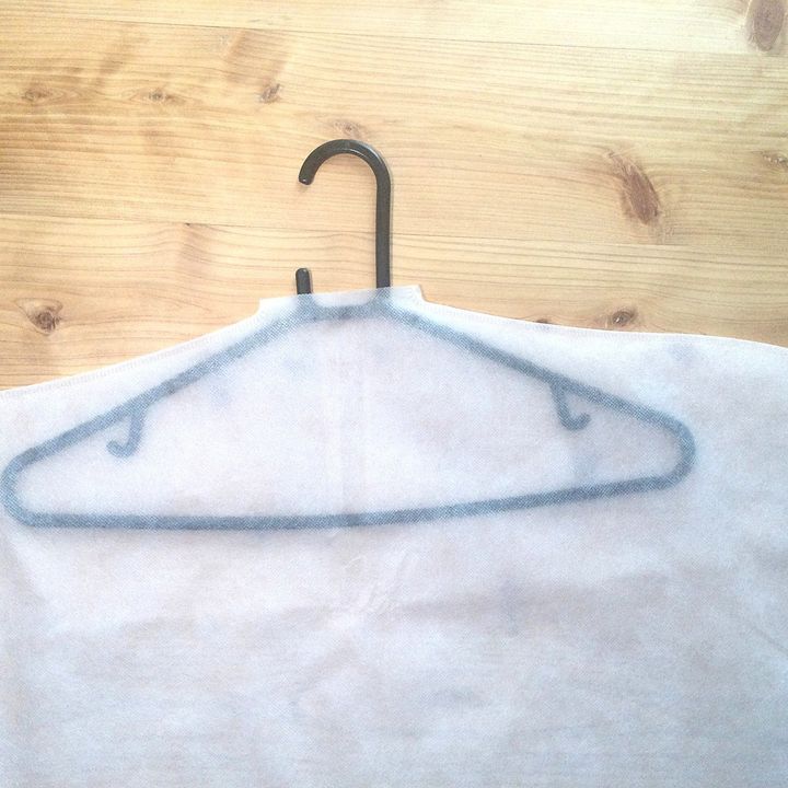 クローゼットに眠ってる「不織布素材のクリーニングカバー」の“意外な使い道4つ”