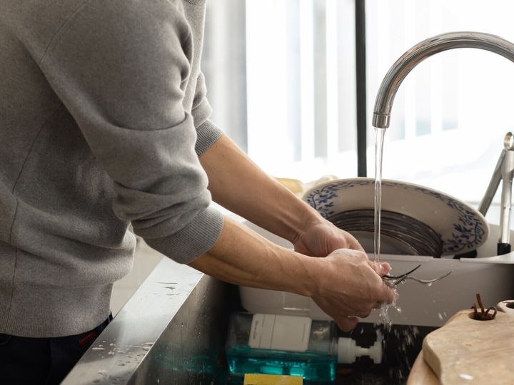 「若手は指示待ちが多い」と嘆く夫。だが、家では夫こそ「指示待ち」なのだと妻は言う。「お皿を洗って」と言えば皿は洗う。だが、鍋は洗わない。洗った皿を拭くこともない。職場では偉そうなのに……。妻は苦笑するばかりだ。※サムネイル画像：PIXTA