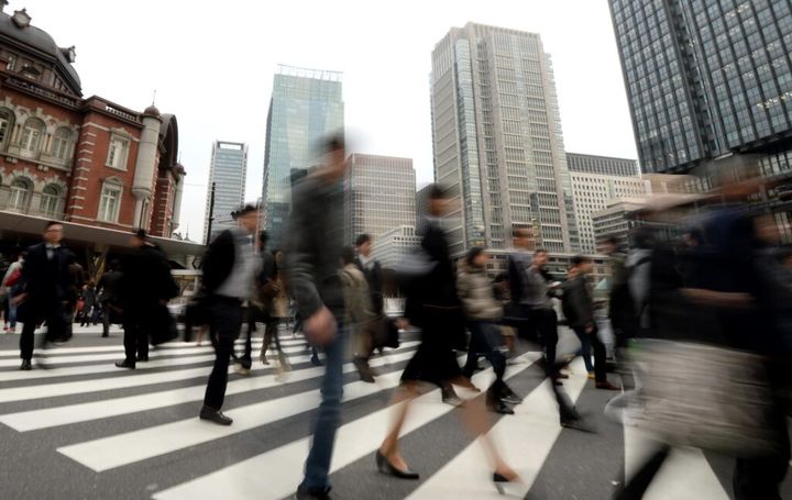 明治ホールディングスは28日、事業子会社の明治で希望退職を募ると発表しました。