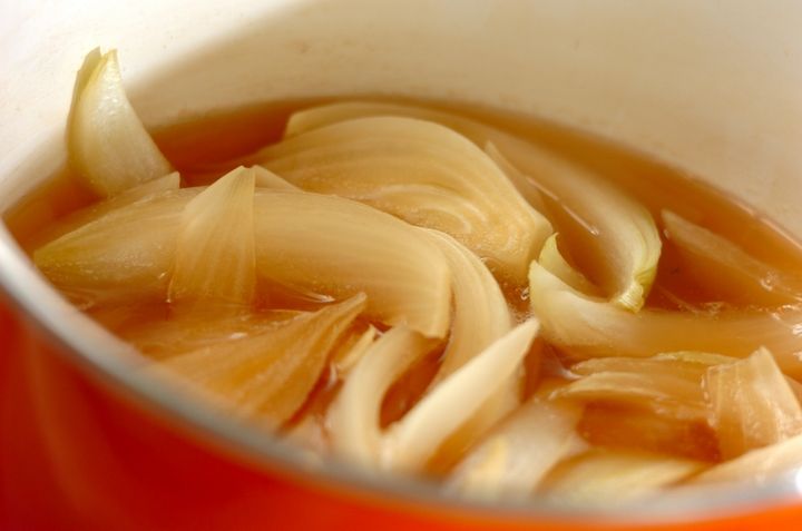 玉ネギと麩の卵とじの作り方1