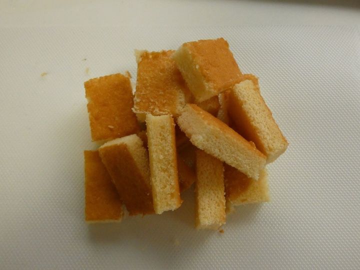 スポンジケーキを切る