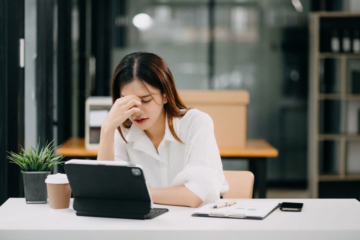 オフィスでストレスを感じている女性