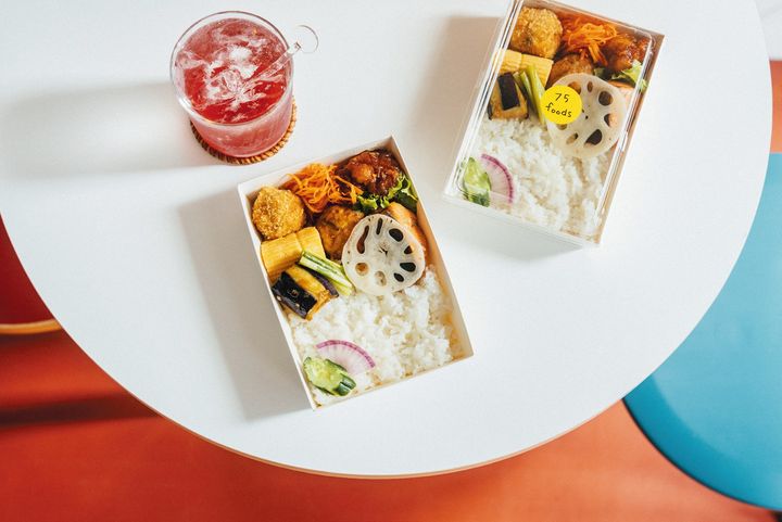 『75foods（ナナゴーフーズ）』の週替わり弁当（各1500円※税抜き）、プラムシロップソーダ※シーズンによりシロップは異なる（700円※税抜き）。
