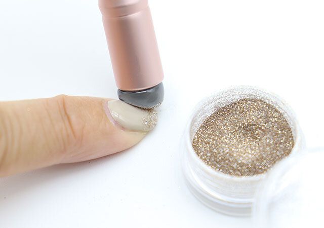 キャンドゥのキャップ付シリコーンブラシをネイルのラメに使う