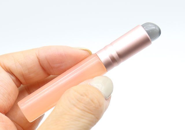 キャンドゥのコンパクトなキャップ付シリコーンブラシ