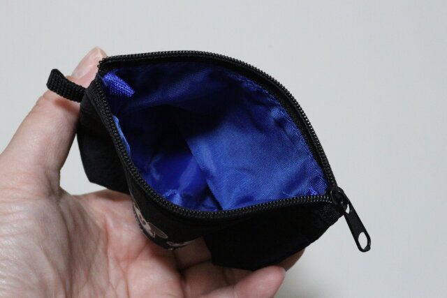 ダイソーの内側が青いマチ付ポーチ（ミッキーマウス）
