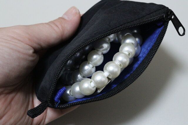 ダイソーのアクセサリーが入るマチ付ポーチ（ミッキーマウス）