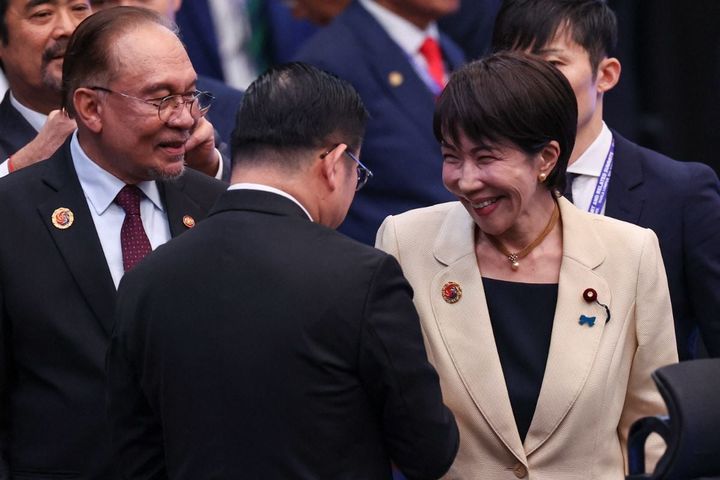 握手を交わす高市早苗首相（2025年10月26日、AFP＝時事）