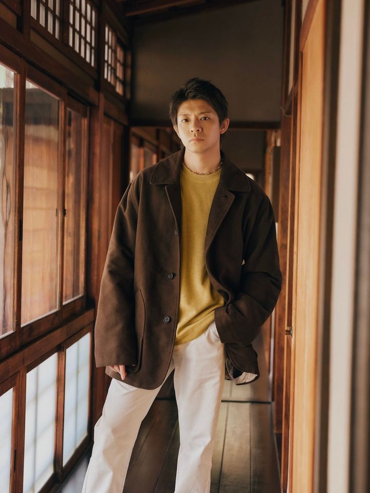 ウォーキングジャケット ￥40,000 スラブダブルニットクルーネックTシャツ ￥10,000 アスレチックスリムストレッチチノ ￥14,500 ダブルリングチェーンネックレス ￥18,000