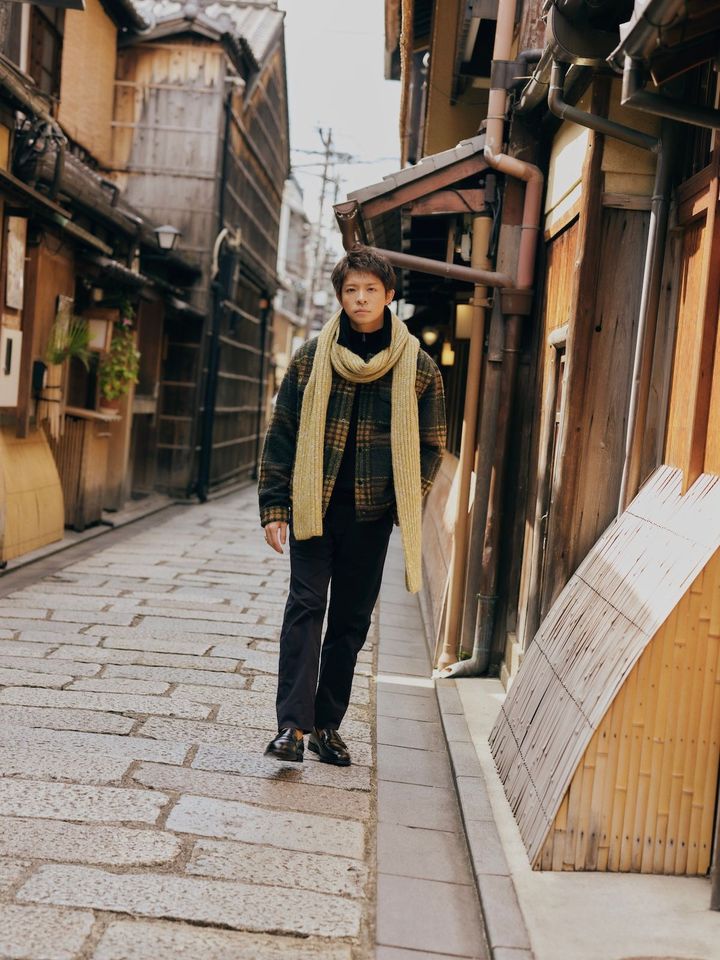 ブークレプレイドトラッカージャケット ￥25,000 メリノハーフジップセーター ￥13,000 アスレチックスリムストレッチチノ ￥14,500 リブセータースカーフ ￥15,000 リング ￥8,000 レザーペニーローファー ￥32,000／12月6日発売予定