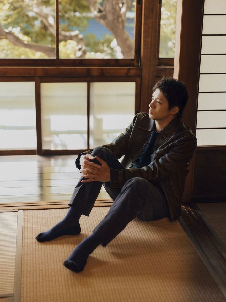 レザーレーシングジャケット ￥99,000 ワッフルウールカシミヤセーター ￥30,000 スリムドレスパンツ ￥15,000円（一部店舗限定）リング ￥8,000 ダブルリングチェーンネックレス ￥18,000 ブリーズメリノソックス ￥8,000（一部店舗限定）