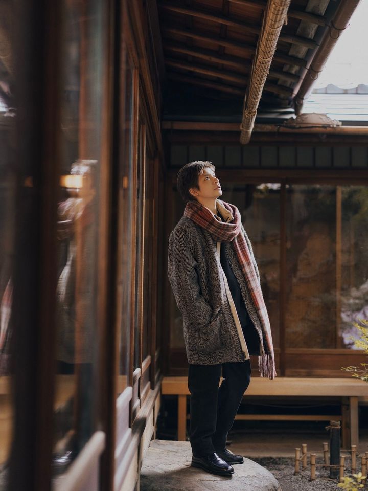 ウールヘリンボーンジャケット ￥70,000 ジグザグロングTシャツ ￥8,000 スリムブラッシュドチノパンツ ￥16,000 ミックスプレイドスカーフ ￥17,000 リング ￥8,000 ブリーズメリノソックス ￥8,000 レザーペニーローファー ￥32,000