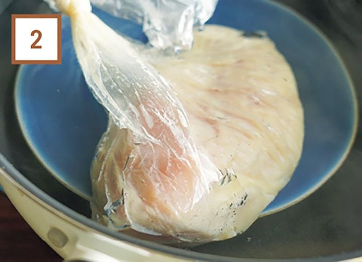 深型のフライパンに湯を2L以上沸かし、底に耐熱皿を置く。