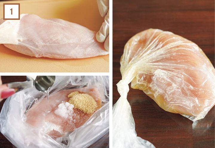 むね肉は皮を取り、耐熱性のポリ袋に入れ、Aを加えてよくもみ込む。しっかりと空気を抜き、ポリ袋の口を縛り、常温で20分置く。