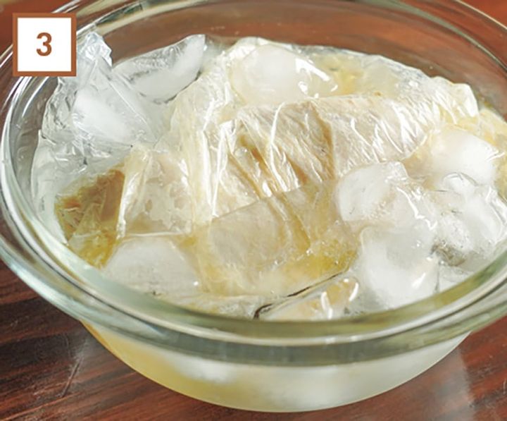 2を氷水に取り出し、粗熱をしっかり取る。