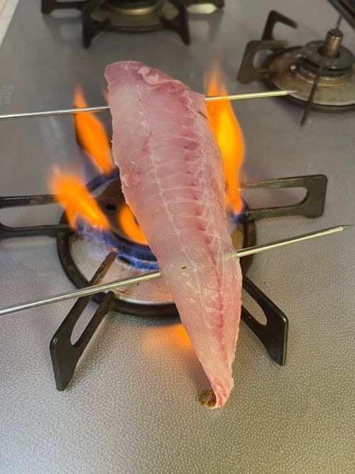 叔母宅でタカノハダイを炙り中