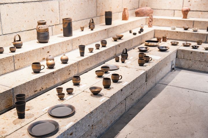 歴史を感じる店内で、益子焼の個性と格式に触れる