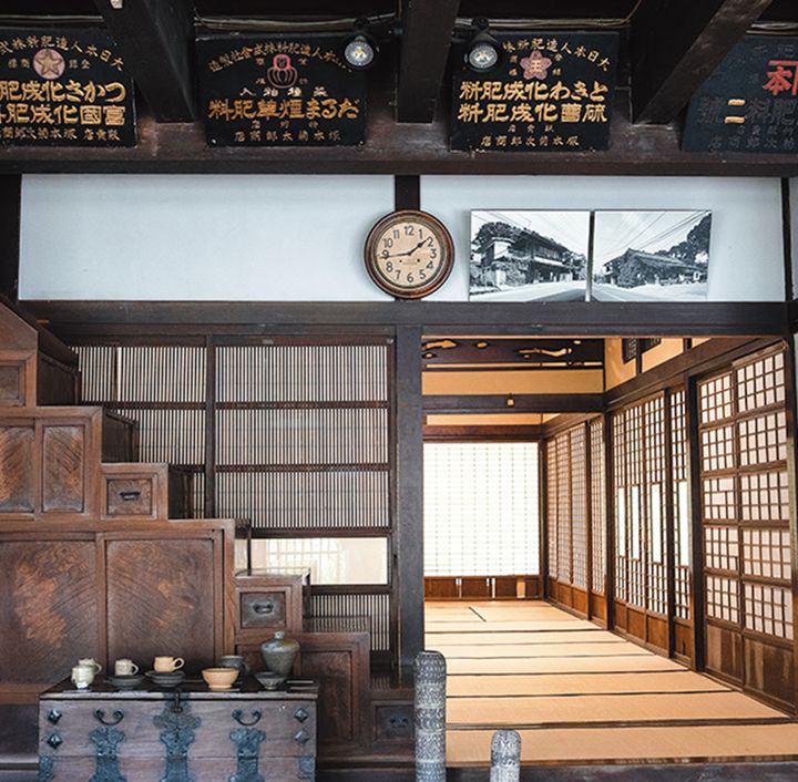 肥料商時代の名残がうかがえる和室ギャラリー。