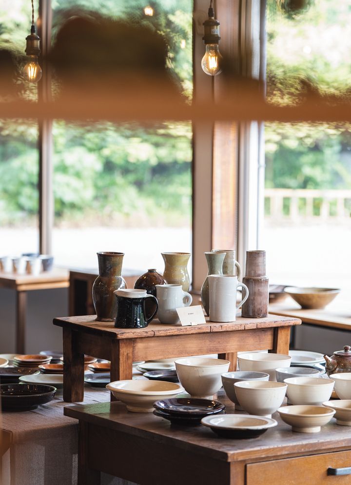 1969年創業の窯元。3代目・小峰一浩さんが陶芸体験教室を営む傍ら、妻のあまねさんがセレクトショップ『nagi』をオープン。