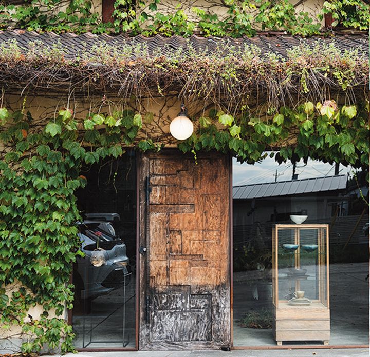 外観を象徴する店を覆う蔦は、もとから茂っていたものをそのままに。