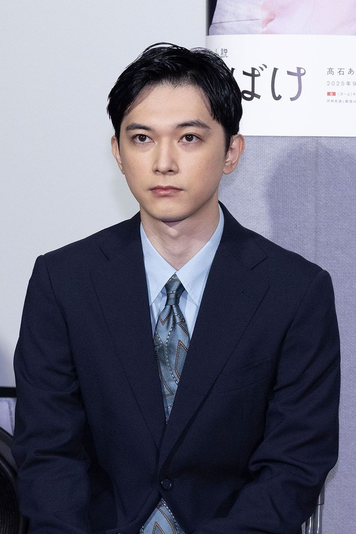 ヘブンをサポートする英語教師・錦織を演じる吉沢亮