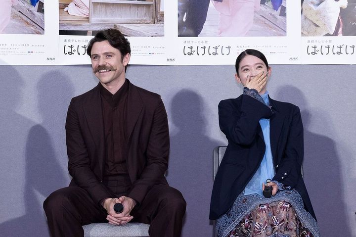 髙石演じるトキは銀二郎と離縁後、アメリカから英語教師として来日したヘブン（トミー・バストウ）と結ばれることに