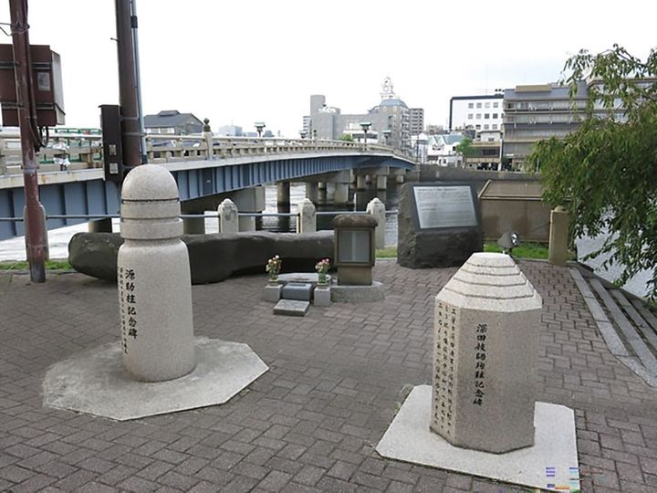 松江市の松江大橋南詰（源助公園）にある源助柱記念碑
