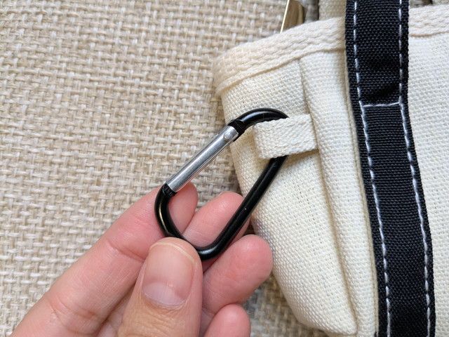 極小トート本体。Shinzoneのロゴタグとカラビナが付いており、バッグにぶら下げて使える