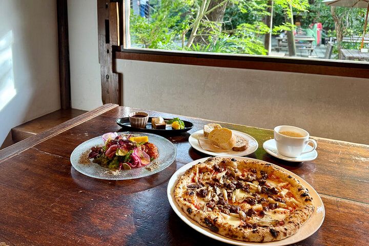 森に溶け込む築450年の古民家レストランでゆったりランチ♪ 湘南唯一の蔵元が営む「モキチ トラットリア」