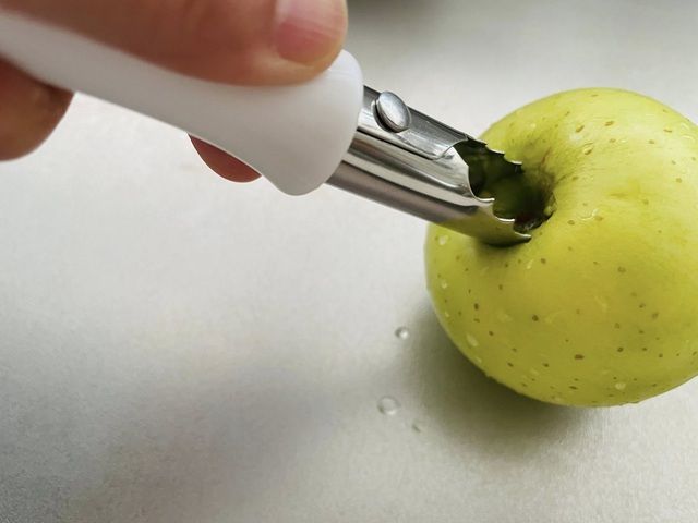 ダイソー りんご芯抜き 使い方 芯のわきに刃先を差し込む