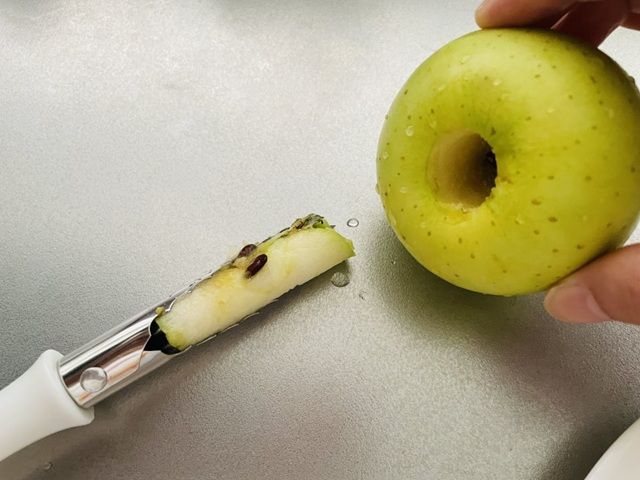 ダイソー りんご芯抜き 使い方 芯を抜いたところ